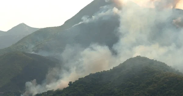 Ciddi Bir Yangın Kaza Helikopter Kurtarma Ile Dağda — Stok fotoğraf