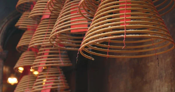 2018 香港の人 の寺院で大量の煙を作成するリングの焼香 — ストック写真