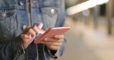 Gece akıllı telefon kullanan bir kadın. 