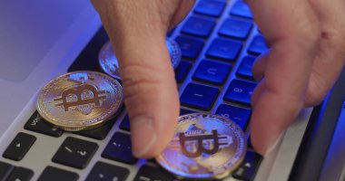 Klavye mavi ışık ile Bitcoin koyarak 