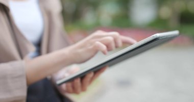 Tablet bilgisayar açık, kullanan kadın 