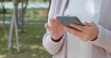 Dalga köpüğü online için akıllı telefon kullanan kadın 