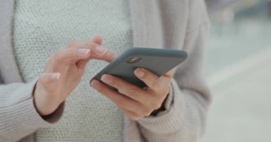 Park adlı cep telefonu kullanan kadın 