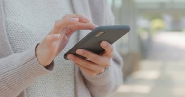 Şehirde smartphone kullanarak ofwoman kadar kapatın 