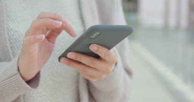 cep telefonuna SMS göndermek kadın 