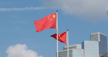 Merkez, Hong Kong - 10 Nisan, 2018: Hong Kong iş ofis Kulesi ile Hong Kong ve Çin bayrakları