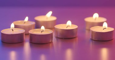 Birçok küçük yanan mumlar yanan 