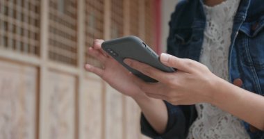 Çin bahçede cep telefonu kullanan kadın 