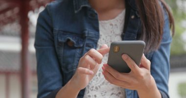 Kadın iş smartphone cep telefonu ile Çin Bahçe 