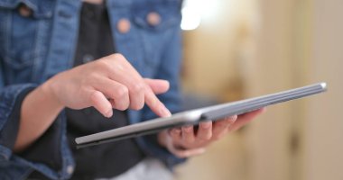 Tablet bilgisayar kullanan kadın 