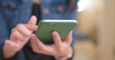 Cep telefonu kullanan kadın 