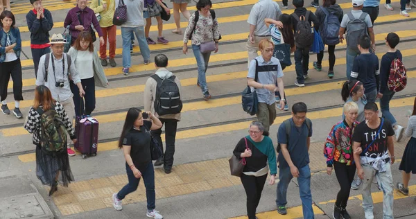 Central Hongkong Hongkong Kwietnia 2018 Widok Ludzi Przez Jezdnię Ruch — Zdjęcie stockowe