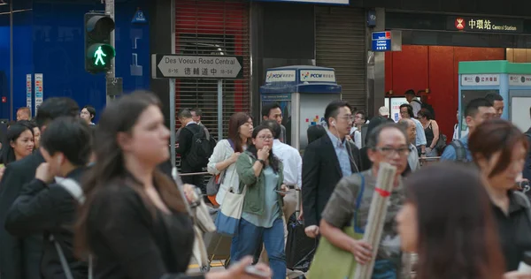 Central Hong Kong Abril 2018 Pessoas Atravessando Estrada — Fotografia de Stock