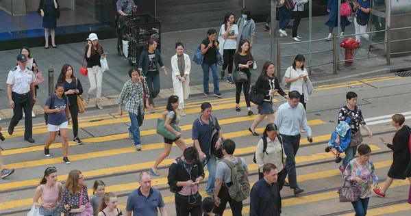 Central Χονγκ Κονγκ Απριλίου 2018 Συνωστισμός Των Ανθρώπων Διασχίζουν Την — Φωτογραφία Αρχείου