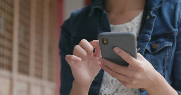 Gros Plan Femme Utilisant Téléphone Portable Dans Jardin Chinois — Photo