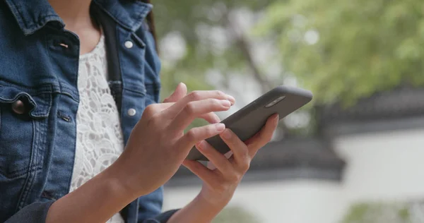 Close Woman Sending Sms Cellphone Chinese Garden — Stock Photo, Image