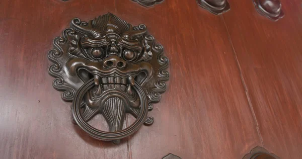 中国の伝統寺院ライオン像ライオン木製ドア ロック — ストック写真