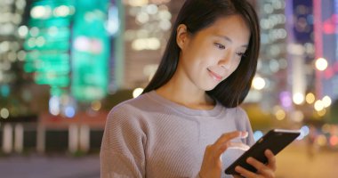 cep telefonuyla şehirde gece kadın 