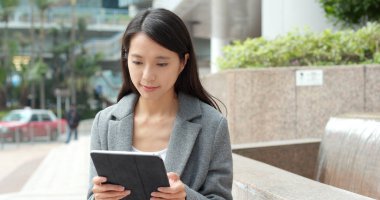 İş kadını tablet bilgisayarda çalışıyor 