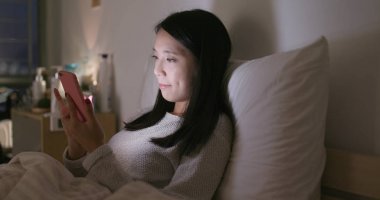 Cep telefonu evde geceleri kullanan kadın 