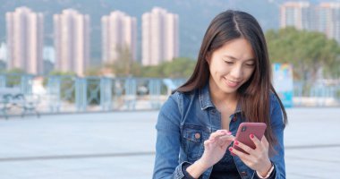 Cep telefonu için online mesaj kullanan kadın 