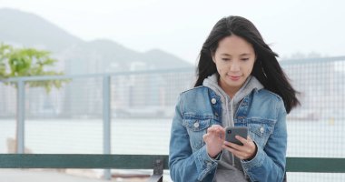 cep telefonu açık, kullanan kadın 