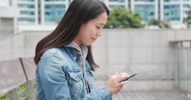 Cep telefonu kullanan genç kadın. 