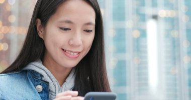 Akıllı telefon kullanan Asyalı kadın 