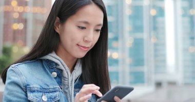 Akıllı telefon kullanan Asyalı kadın 