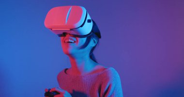 Kadın geceleri Vr ile oyun oynamak 