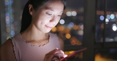 Hareket eden telefon içinde Hong Kong geceleri kullanan kadın 