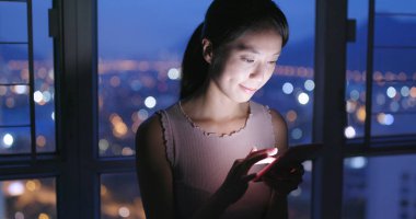 Akşamları evde Smartphone kullanan kadın 