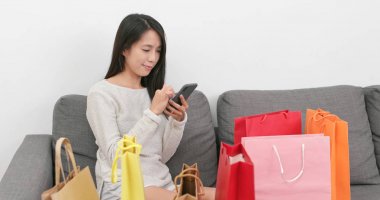 Online alışveriş için cep telefonu kullanan kadın alışveriş 