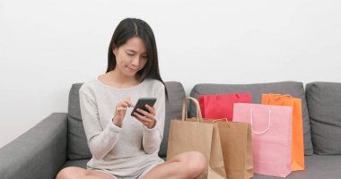 Online alışveriş için cep telefonu kullanan kadın alışveriş 