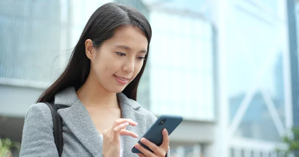 Businesswoman Using Smartphone City — Stock Photo, Image