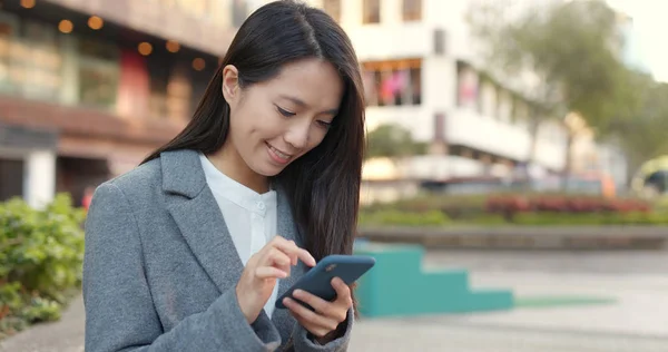 Zakenvrouw Lezen Mobiel Buiten — Stockfoto