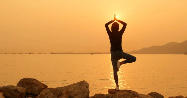 Kvinde Laver Yoga Ved Havet - Stock-foto