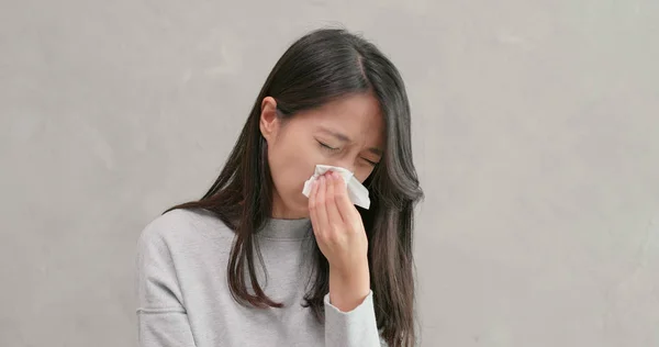 Mujer Asiática Estornudando Tos — Foto de Stock