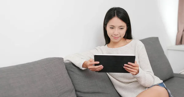 Mulher Usando Computador Tablet Casa — Fotografia de Stock