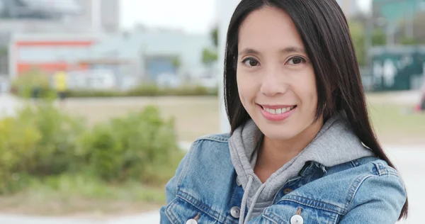Aziatische Vrouw Die Lacht Naar Camera — Stockfoto