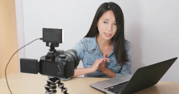 Donna Che Prende Video Presente Con Computer Portatile Casa — Foto Stock