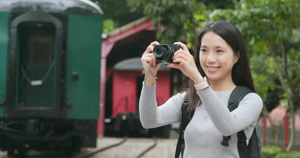 Mulher Tirando Foto Com Câmera Estação Trem — Fotografia de Stock