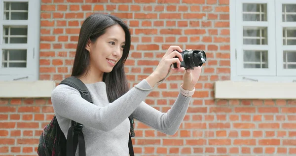 Junge Frau Fotografiert Mit Digitalkamera — Stockfoto