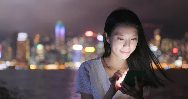 Jovem Mulher Usando Telefone Celular Hong Kong Noite — Fotografia de Stock