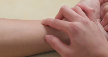 Çinli doktor hasta darbe alarak 