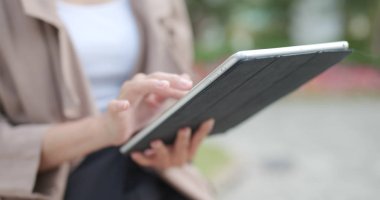 Tablet bilgisayar kullanan kadın 