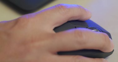 Fare kullanan bir adam bilgisayarla çalışıyor 