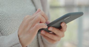 cep telefonu açık, kullanan kadın 