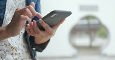 Çin bahçede cep telefonu kullanan kadın 