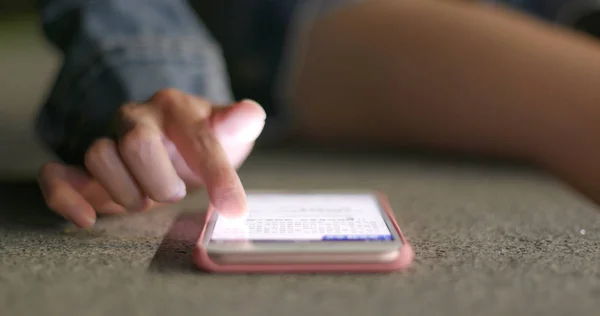 Fechar Dedo Tocando Tela Telefone Celular Noite — Fotografia de Stock